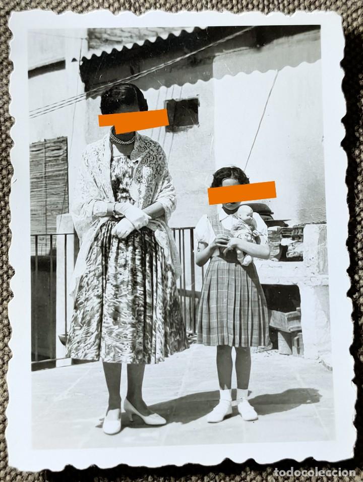 Fotografia antica: Antigua fotograf&iacute;a, se&ntilde;orita, ni&ntilde;a con mu&ntilde;eca. A&ntilde;os 50.