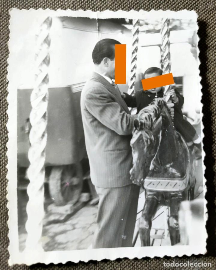 Fotografia antiga: Antigua fotograf&iacute;a, ni&ntilde;o en el tiovivo. Caballo. A&ntilde;os 50.
