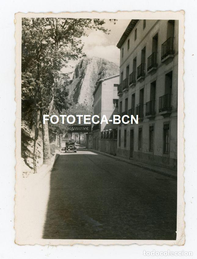Fotograf&iacute;a antigua: FOTO ORIGINAL ALHAMA DE ARAGON CALLE DE LA POBLACION COCHE AUTOMOVIL A&Ntilde;OS 50