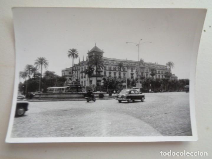 Fotograf&iacute;a antigua: FOTO DEL HOTEL ALFONSO XIII, PUERTA DE JEREZ CON FUENTE Y COCHE DE EPOCA CIRCULANDO, MOTO VESPA