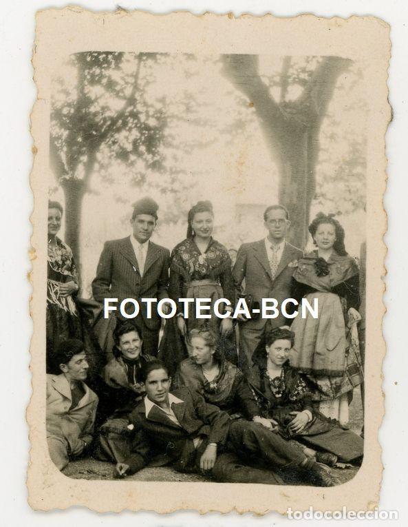 Fotografia antiga: FOTO ORIGINAL GRUPO CON TRAJE POPULAR BARRETINA POSIBLEMENTE SEU D'URGELL A&Ntilde;OS 40