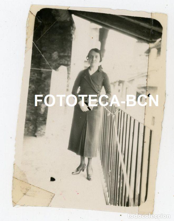 Fotografia antiga: FOTO ORIGINAL SE&Ntilde;ORA EN UN BALCON A&Ntilde;OS 40 - SELLO FOTOGRAFO JOAN SALA LA SEU D'URGELL
