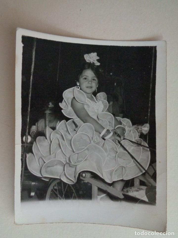 Fotografia antica: MINUTERO DE FOTOGRAFO DE FERIA : NI&Ntilde;A VESTIDA DE FLAMENCA EN CARRETA DEL TIOVIVO
