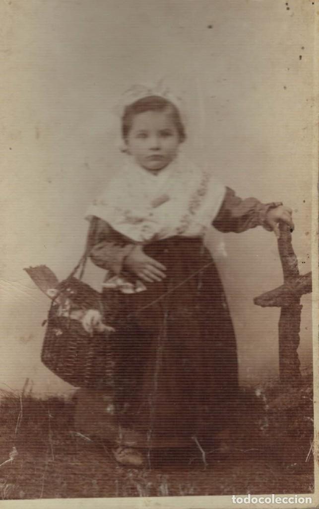 Fotograf&iacute;a antigua: Retrato de Ni&ntilde;a vestida a la antigua usanza o con traje regional