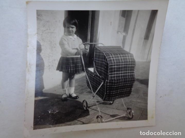 Photographie ancienne: FOTO DE NI&Ntilde;A CON CARRICOCHE DE MU&Ntilde;ECA DE JUGUETE