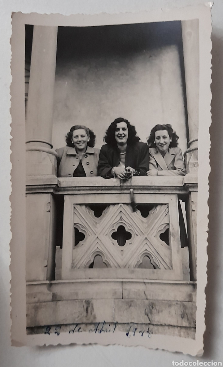 Photographie ancienne: LLANES (Asturias) foto de tres chicas retratadas por RAM&Oacute;N ROZAS. 22 abril de 1948