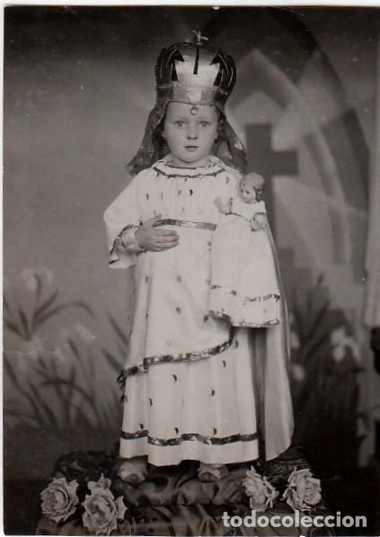 Fotograf&iacute;a antigua: Rara fotograf&iacute;a. Ni&ntilde;o peque&ntilde;o vestido de Ni&ntilde;o Jes&uacute;s en altar. A&ntilde;os 30?. aa