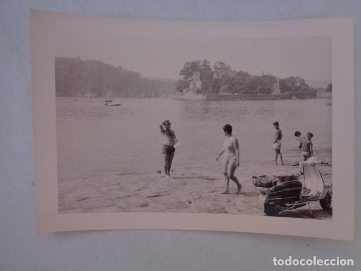 Fotograf&iacute;a antigua: FOTO DE GENTE EN BA&Ntilde;ADOR EN LA RIA DE SANTA CRUZ, 1968. MOTO VESPA, ETC