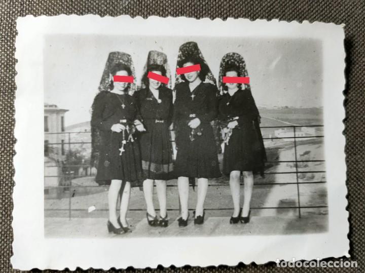 Fotograf&iacute;a antigua: Antigua fotograf&iacute;a. Mujeres con mantilla. A&ntilde;os 40.