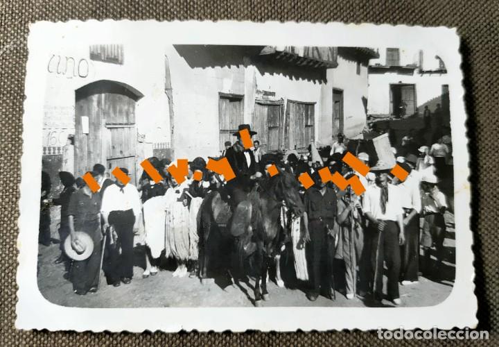 Alte Fotografie: Antigua fotograf&iacute;a. Mujeres con mantilla. Hombre a caballo. A&ntilde;os 40.