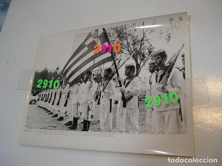 Fotograf&iacute;a antigua: FOTO CARLOS PEREZ DE ROZAS 2 agosto 1968 homenaje en el monumento en memoria de los caidos