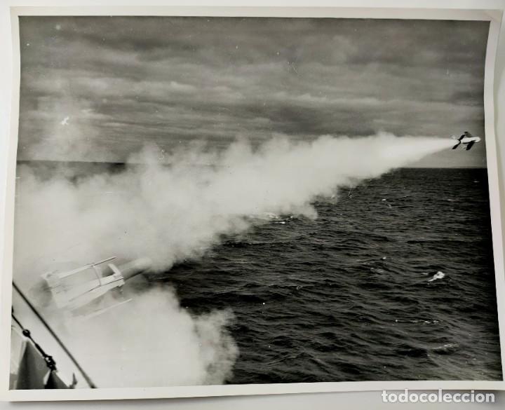 Fotograf&iacute;a antigua: Antigua fotograf&iacute;a. Destructor militar hms decoy. Disparo misil Short seacat. A&ntilde;os 60.