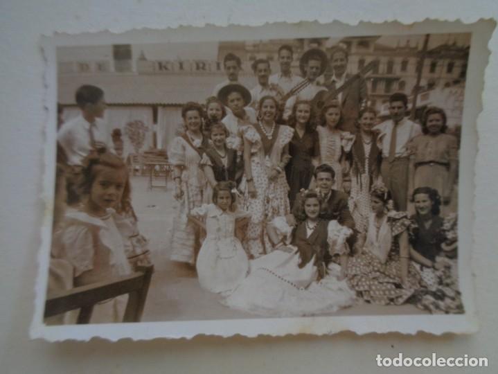 Fotograf&iacute;a antigua: FOTO DE FERIA : SE&Ntilde;ORITAS VESTIDAS DE FLAMENCA Y FLAMENCOS CON GUITARRAS. A&Ntilde;OS 40
