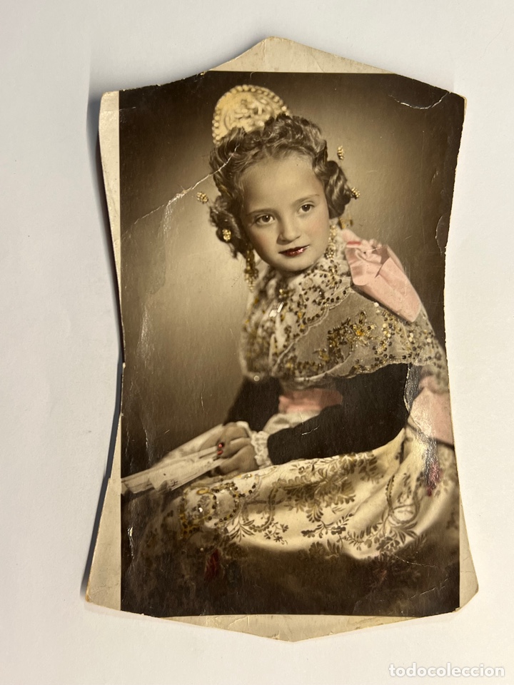 Alte Fotografie: FALLERA. Fotograf&iacute;a Ni&ntilde;a con bonito traje regional con adornos rosa&hellip; (h.1960?)