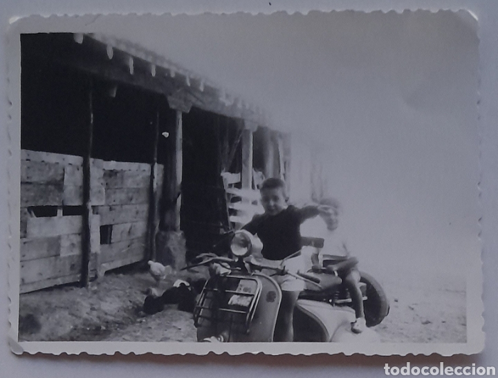 Fotograf&iacute;a antigua: Foto de dos ni&ntilde;os en una Vespa. A&ntilde;os 50s.