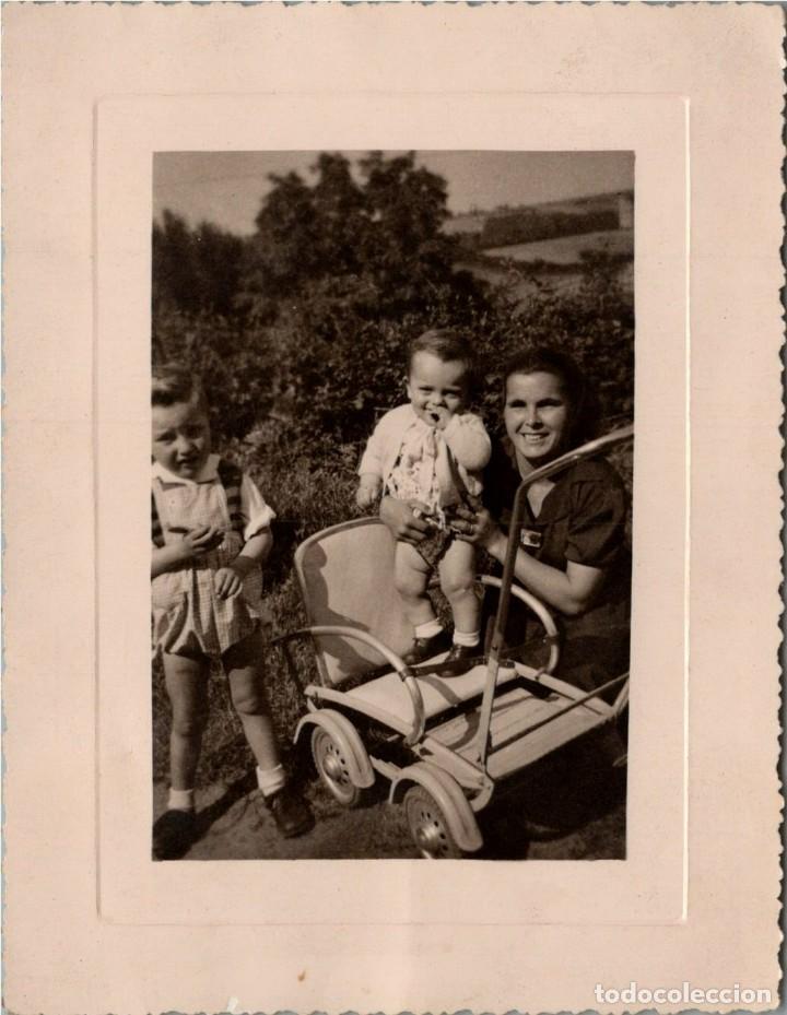 Fotograf&iacute;a antigua: Cochecito &uacute;ltimo modelo - De Francia (St. Ju&eacute;ry - 1949) - Antigua Fotograf&iacute;a - 113x87mm.
