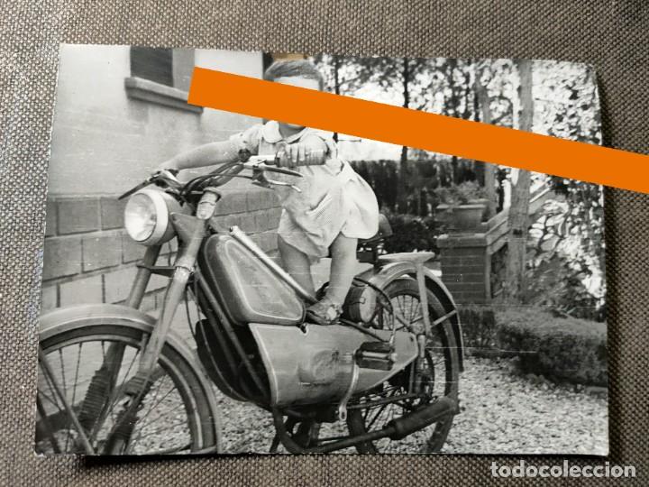 Photographie ancienne: Antiguas fotograf&iacute;a. Ni&ntilde;o encima de la motocicleta. A&ntilde;os 60.