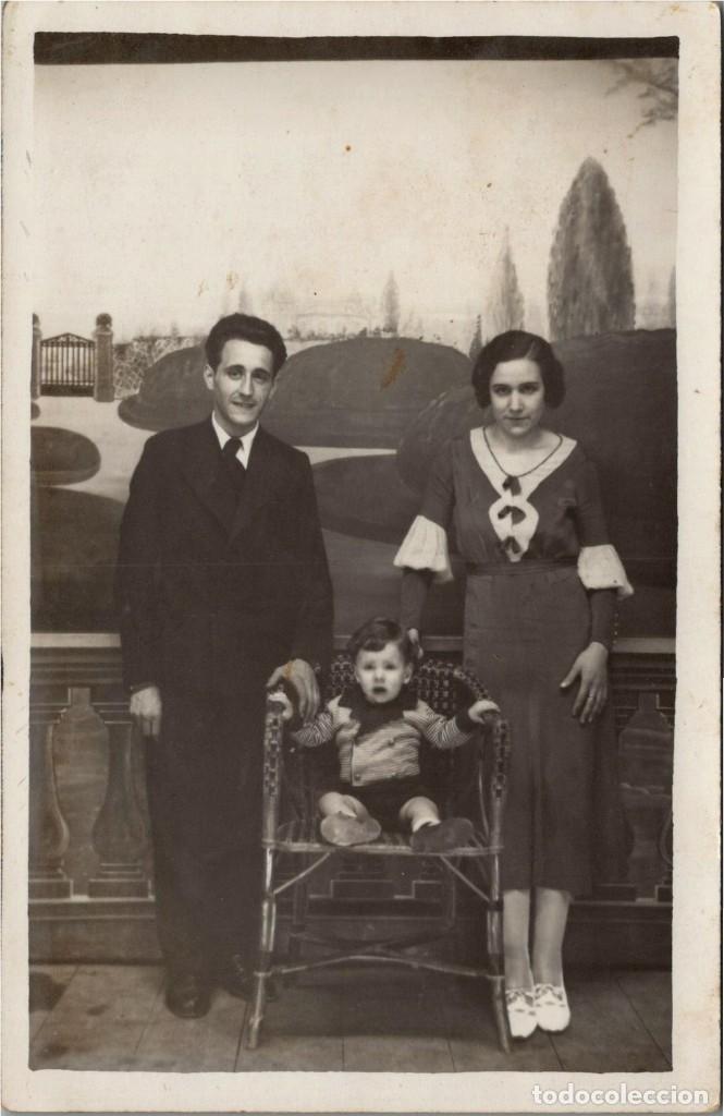 Photographie ancienne: Familia feliz - Antigua Fotograf&iacute;a francesa con Versailles pintado como decorado - 140x89mm