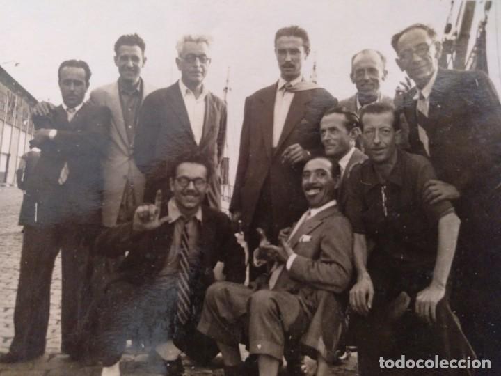 Antique Photography: FOTO DE GRUPO EN EL MUELLE DE BARCELONA 1949 9 X 6,5 CM (APROX)