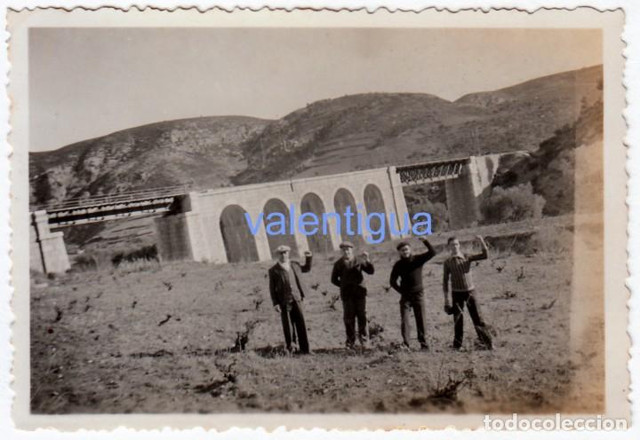Fotograf&iacute;a antigua: Rara Republicanos Socialistas Chicos saludo izquierdas Puente tren ferrocarril Ojos Negros? 30s aa