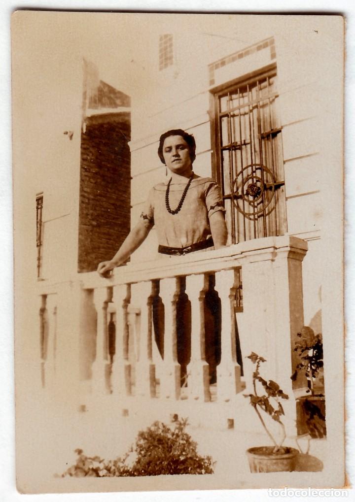 Fotograf&iacute;a antigua: Dama con largo collar en la puerta de la alquer&iacute;a. A&ntilde;os 20. aa