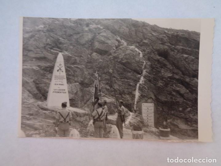 Fotograf&iacute;a antigua: LA LEGION : FOTO DE LEGIONARIOS Y MONOLITO DE LOS CAIDOS