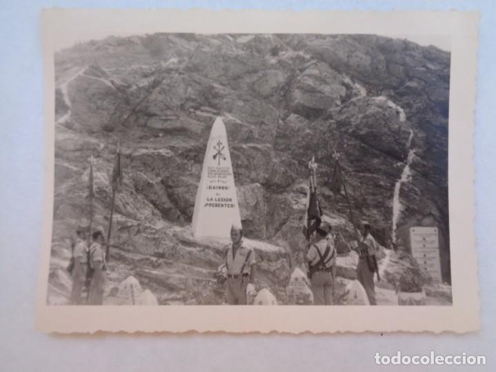 Fotograf&iacute;a antigua: LA LEGION : FOTO DE LEGIONARIOS Y MONOLITO DE LOS CAIDOS