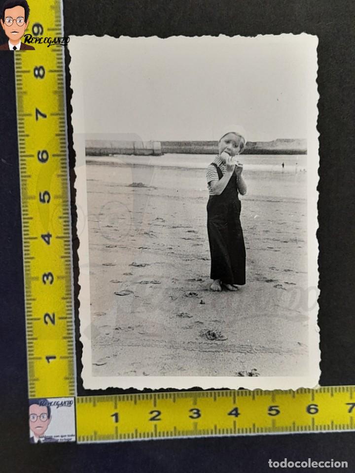 Alte Fotografie: NI&Ntilde;O COMIENDO BOCADILLO EN LA PLAYA / MAR / FOTO ANTIGUA EN BLANCO Y NEGRO / A&Ntilde;OS 40