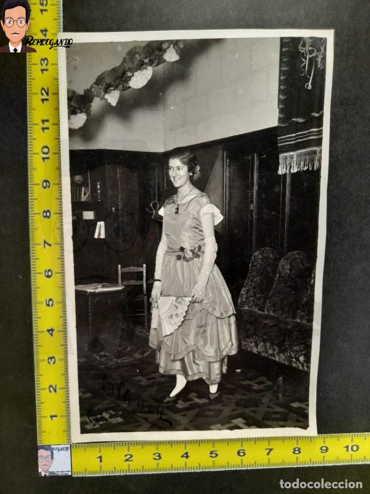 Fotograf&iacute;a antigua: CHICA JOVEN POSANDO CON VESTIDO Y ABANICO / FOTO POSTAL ANTIGUA BLANCO NEGRO / A&Ntilde;O 1925 / ESPA&Ntilde;A