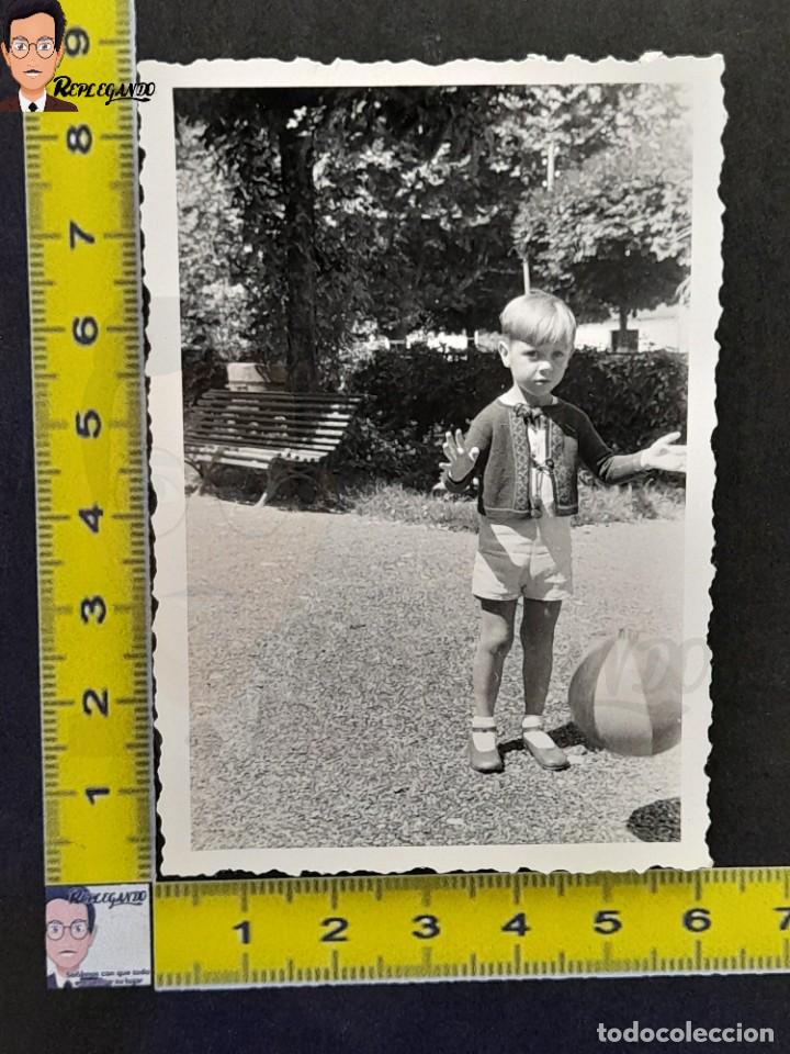 Alte Fotografie: NI&Ntilde;O JUGANDO CON PELOTA EN PARQUE / FOTO ANTIGUA EN BLANCO Y NEGRO - A&Ntilde;OS 50 - ESPA&Ntilde;A