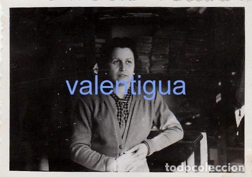 Fotograf&iacute;a antigua: Isabel Picot, trabajadora de La Ser, Radio Valencia, en las oficinas. A&ntilde;os 50-60 aa