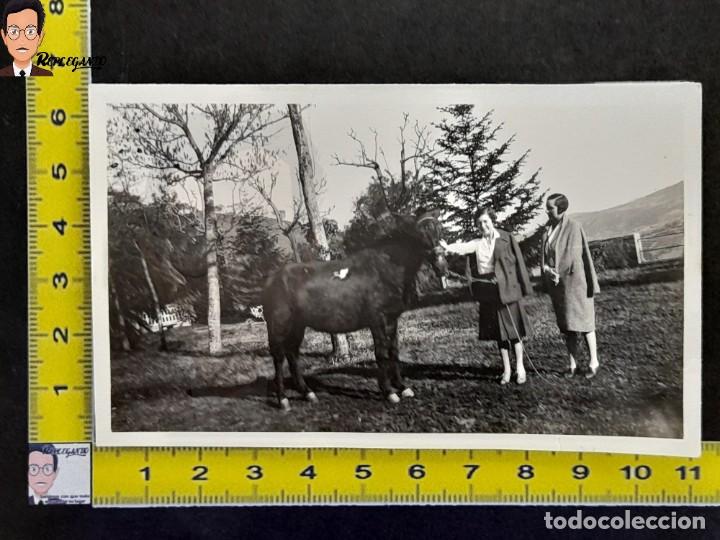 Alte Fotografie: DOS MUJERES POSANDO CON UN CABALLO / YEGUA POTRO / FOTO ANTIGUA BLANCO NEGRO A&Ntilde;OS 40 / ESPA&Ntilde;A