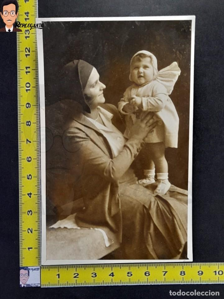 Photographie ancienne: MUJER CON NI&Ntilde;A SONRIENDO - FOTO POSTAL ANTIGUA DE ESTUDIO EN BLANCO Y NEGRO - A&Ntilde;O 1930 - NI&Ntilde;O