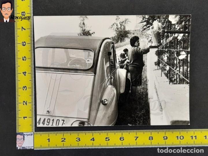 Fotograf&iacute;a antigua: CITROEN 2CV JUNTO A MUJER Y JARD&Iacute;N CON FLORES / FOTO ANTIGUA EN BLANCO Y NEGRO - A&Ntilde;OS 50 - ESPA&Ntilde;A
