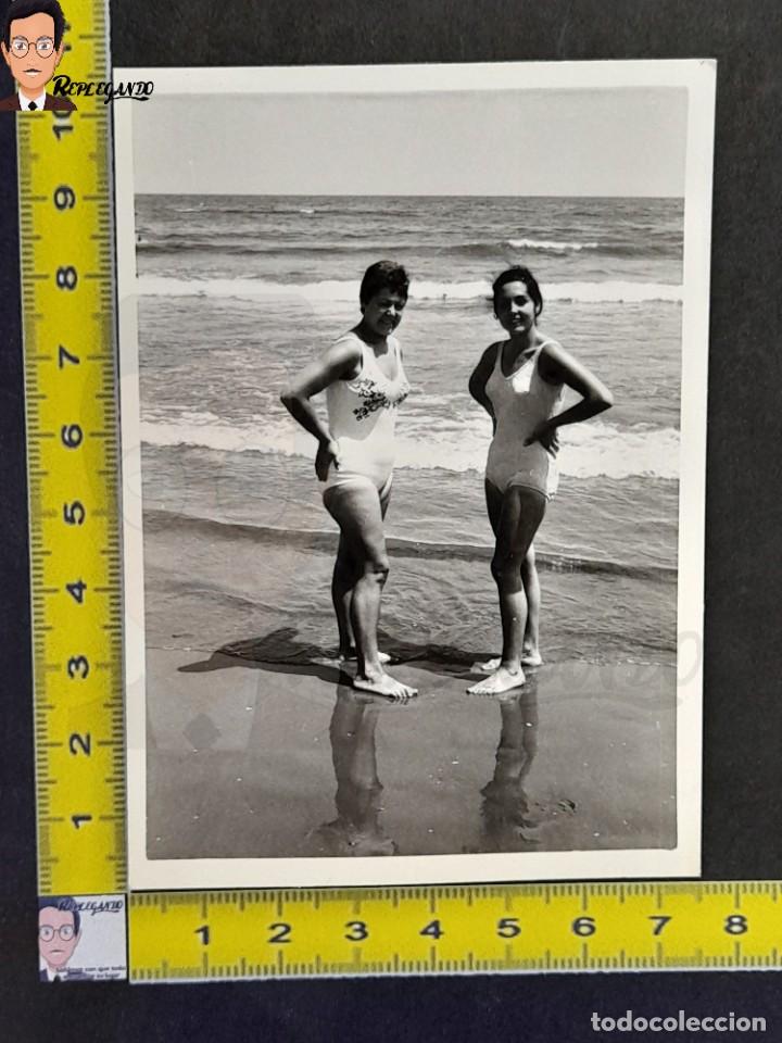 Alte Fotografie: DOS CHICAS EN BA&Ntilde;ADOR EN LA PLAYA / MAR / FOTO ANTIGUA BLANCO Y NEGRO / A&Ntilde;OS 50 / MUJERES