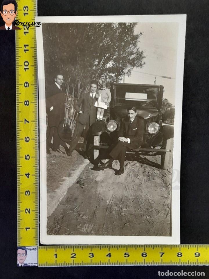 Alte Fotografie: HOMBRES Y NI&Ntilde;A JUNTO A COCHE CL&Aacute;SICO / FOTO ANTIGUA EN BLANCO Y NEGRO - A&Ntilde;OS 20/30 ESPA&Ntilde;A