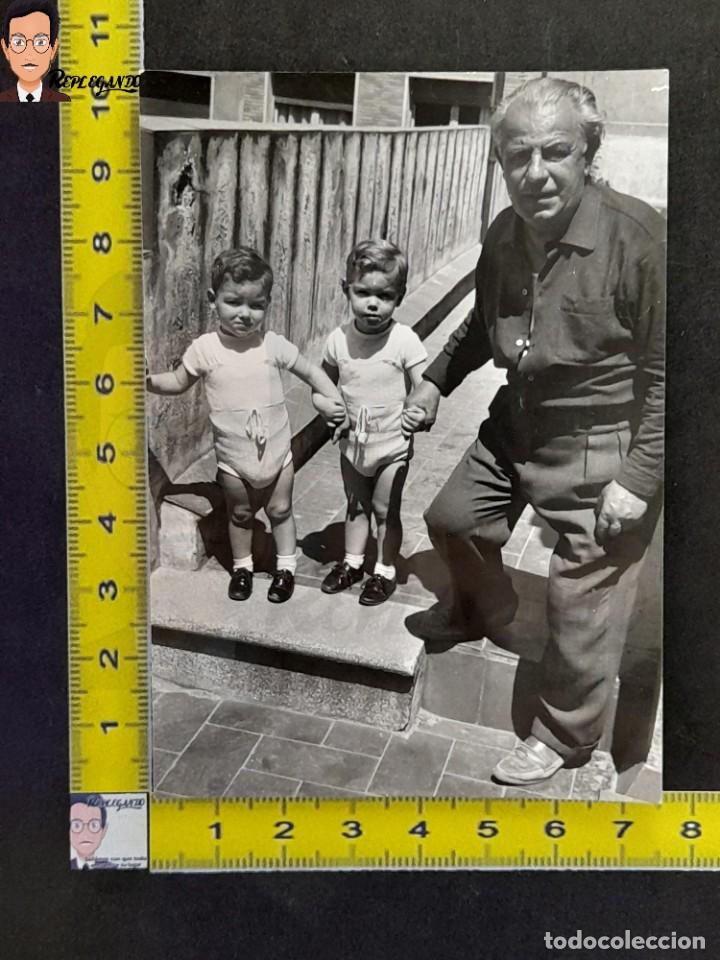 Antique Photography: HERMANOS MELLIZOS CON EL ABUELO / NI&Ntilde;OS PA&Ntilde;ALES / FOTO ANTIGUA EN BLANCO Y NEGRO A&Ntilde;OS 50/60 - ESPA&Ntilde;A