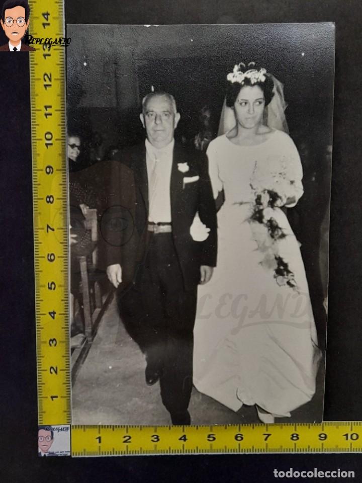 Fotograf&iacute;a antigua: PADRINO Y NOVIA EL D&Iacute;A DE LA BODA / FOTO ANTIGUA EN BLANCO Y NEGRO - A&Ntilde;OS 60/70 - NOVIOS ESPA&Ntilde;A