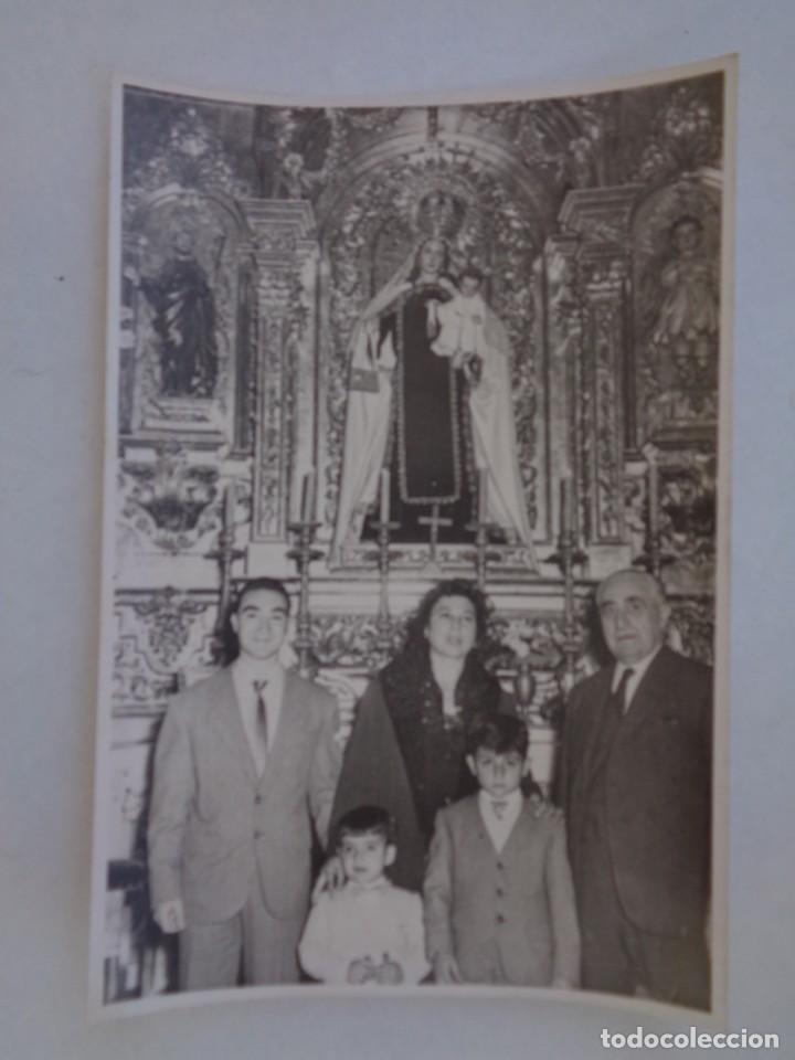 Fotograf&iacute;a antigua: FOTO DE FAMILIA EN LA IGLESIA Y VIRGEN DEL CARMEN ... 11,5 X 17,5 CM