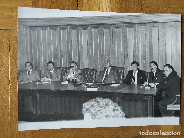 Fotografia antica: FOTOGRAFIA PERSONALIDADES ASISTENTES A LA PRESENTACION DE UN TREN MONORRAIL PARA LAS CIUDADES