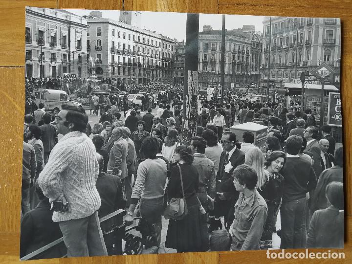 Fotograf&iacute;a antigua: FOTOGRAFIA ACCIDENTE EN EL METROPOLITANO DE MADRID AL COLISIONAR 2 CONVOYES EN INTERIOR TUNEL 1978