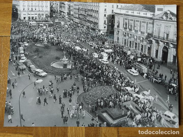 Fotograf&iacute;a antigua: FOTOGRAFIA ACCIDENTE EN EL METROPOLITANO DE MADRID AL COLISIONAR 2 CONVOYES EN INTERIOR TUNEL 1978