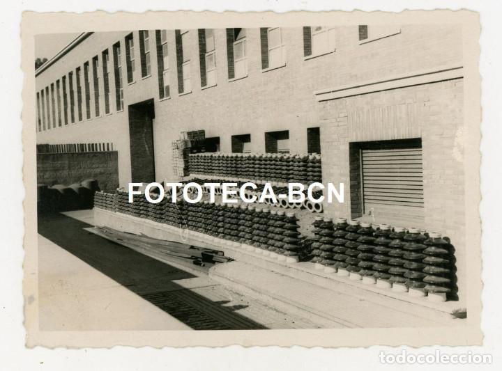 Photographie ancienne: FOTO ORIGINAL TERRASSA EXTERIOR DE UNA FABRICA A&Ntilde;O 1950