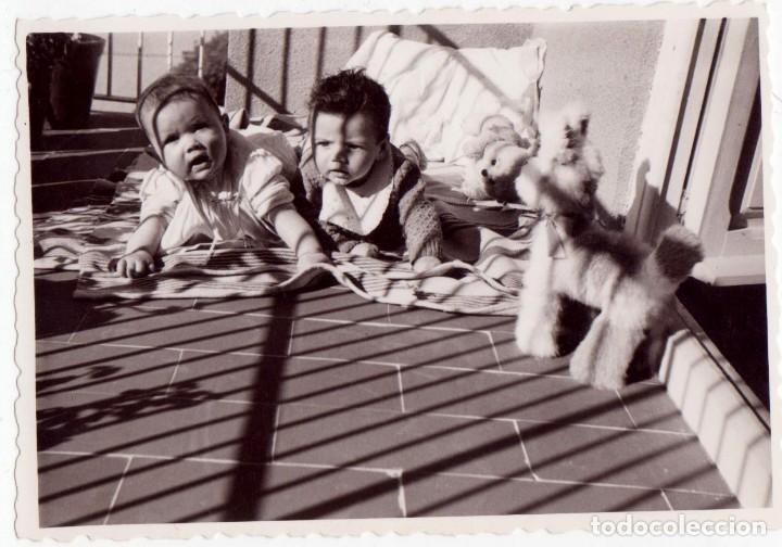 Fotografia antiga: Ni&ntilde;os, beb&eacute;s con sus peluches en el balc&oacute;n. A&ntilde;os 50-60.