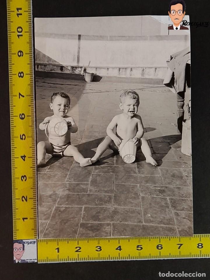 Fotograf&iacute;a antigua: DOS NI&Ntilde;OS JUGANDO CON SUS CUBOS DE PLAYA / FOTO ANTIGUA EN BLANCO Y NEGRO - A&Ntilde;OS 50 - TERRAZA ESPA&Ntilde;A