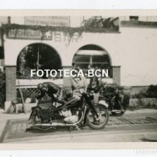 Fotografía antigua: FOTO ORIGINAL BAR PUBLICIDAD MICHELIN VIAJE MOTO SANGLAS MATRICULA DE BARCELONA AÑOS 50