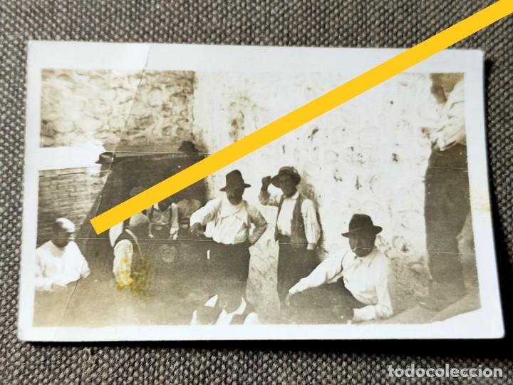 Fotograf&iacute;a antigua: Antigua fotograf&iacute;a. En una casa rural. Caballeros A&ntilde;os 20/30