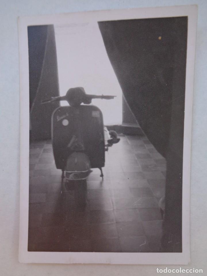 Fotograf&iacute;a antigua: FOTO DE UNA MOTO VESPA AL TRASLUZ