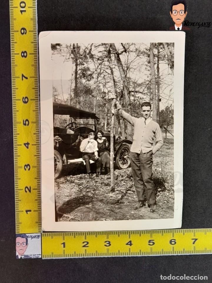 Fotograf&iacute;a antigua: CHICO JOVEN POSANDO JUNTO A COCHE CL&Aacute;SICO / FOTO ANTIGUA EN BLANCO Y NEGRO / A&Ntilde;O 1924 / ESPA&Ntilde;A