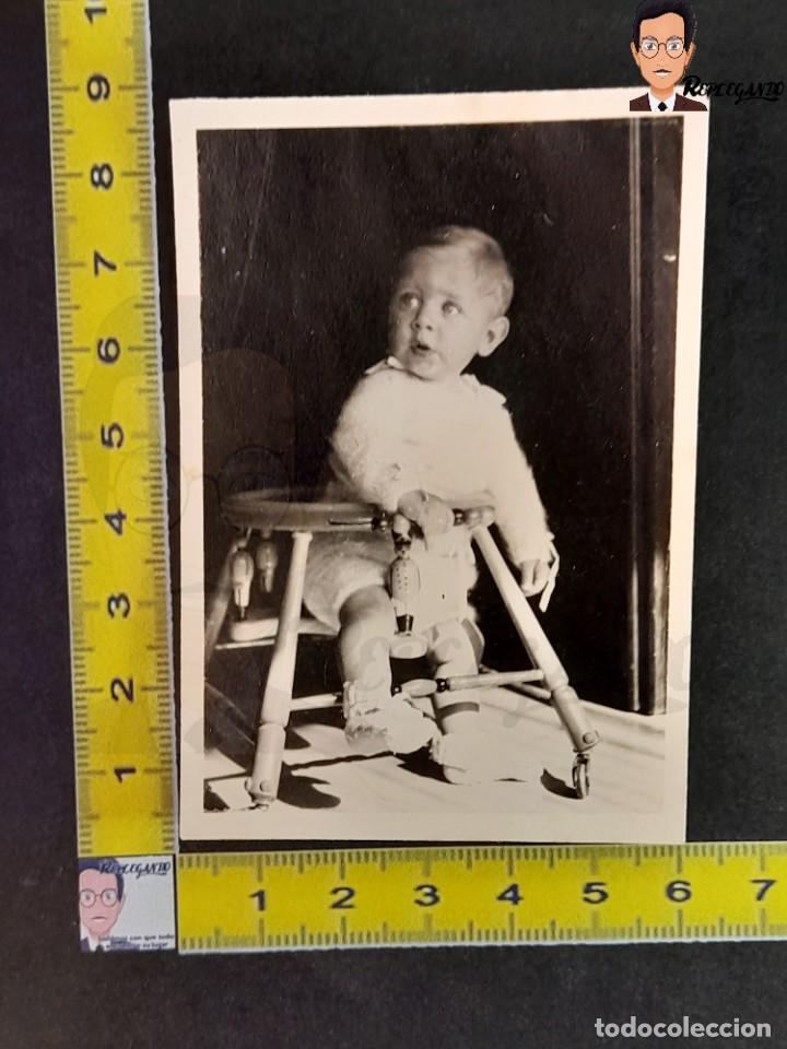 Antique Photography: NI&Ntilde;O RUBIO EN TACAT&Aacute; / ANDADOR / FOTO ANTIGUA EN BLANCO Y NEGRO - A&Ntilde;OS 40/50 - SOLDADITO POMO